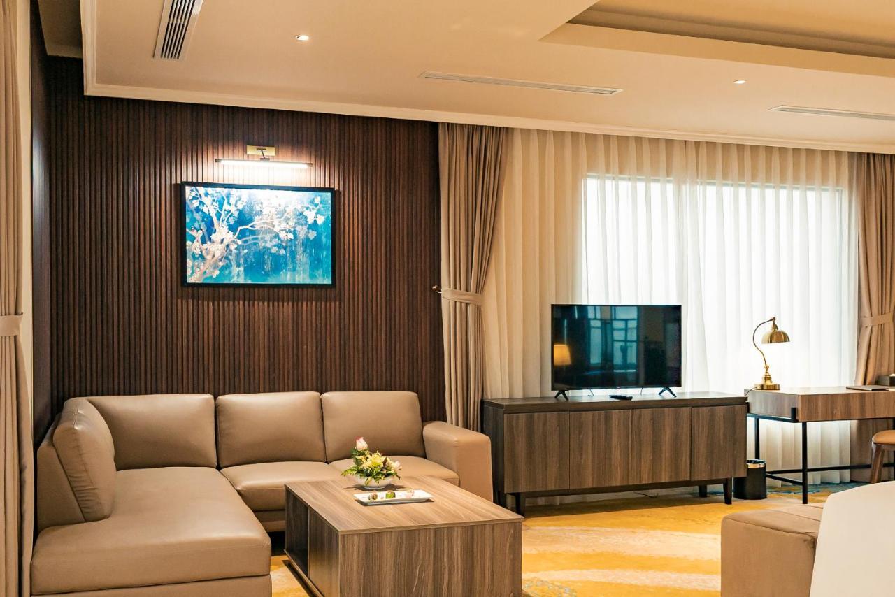 La Vela Hue Hotel מראה חיצוני תמונה A living room in a suite at the hotel