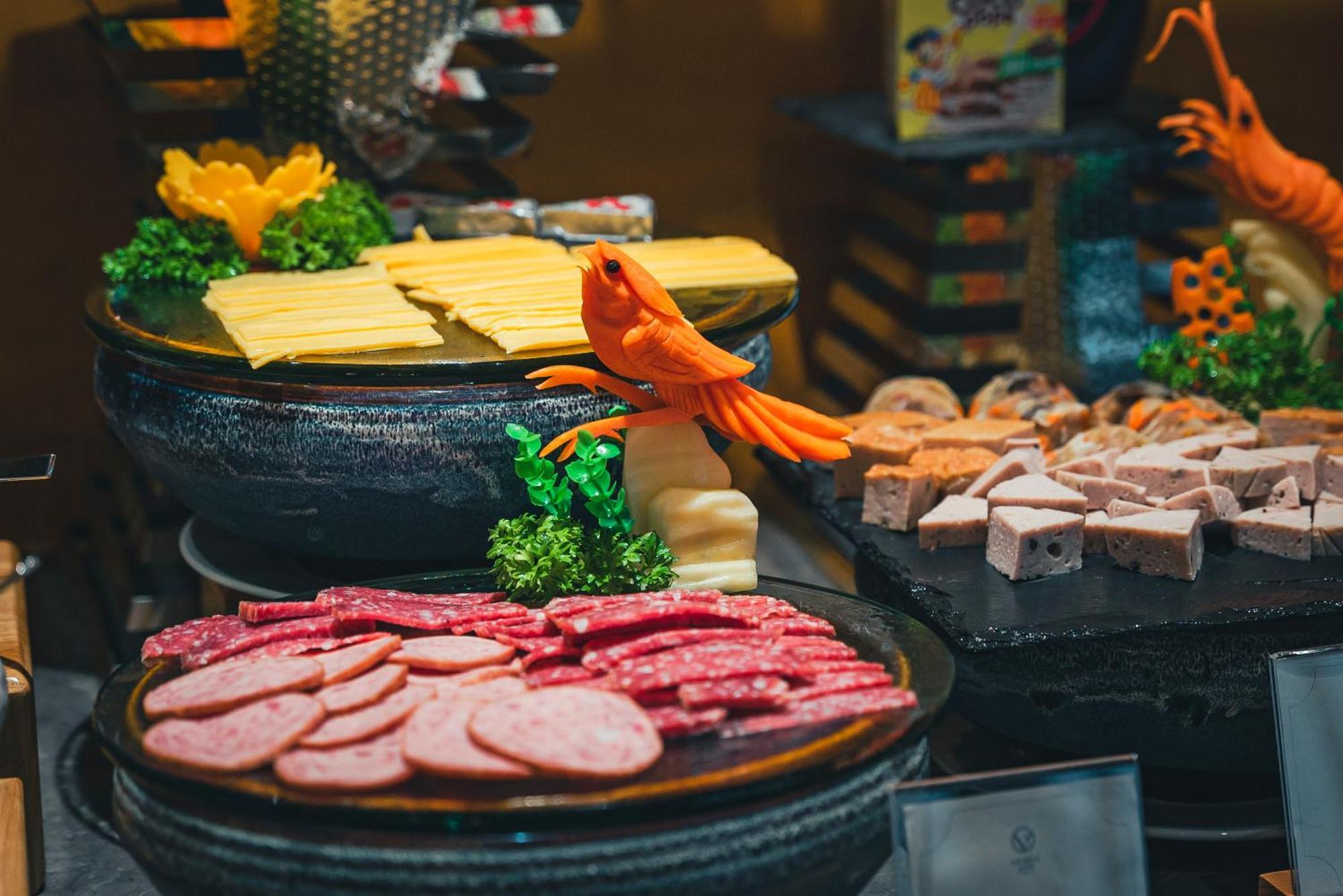 La Vela Hue Hotel מראה חיצוני תמונה A selection of cold cuts