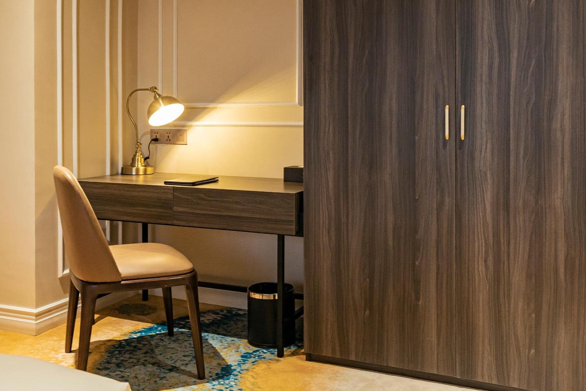 La Vela Hue Hotel מראה חיצוני תמונה A wardrobe