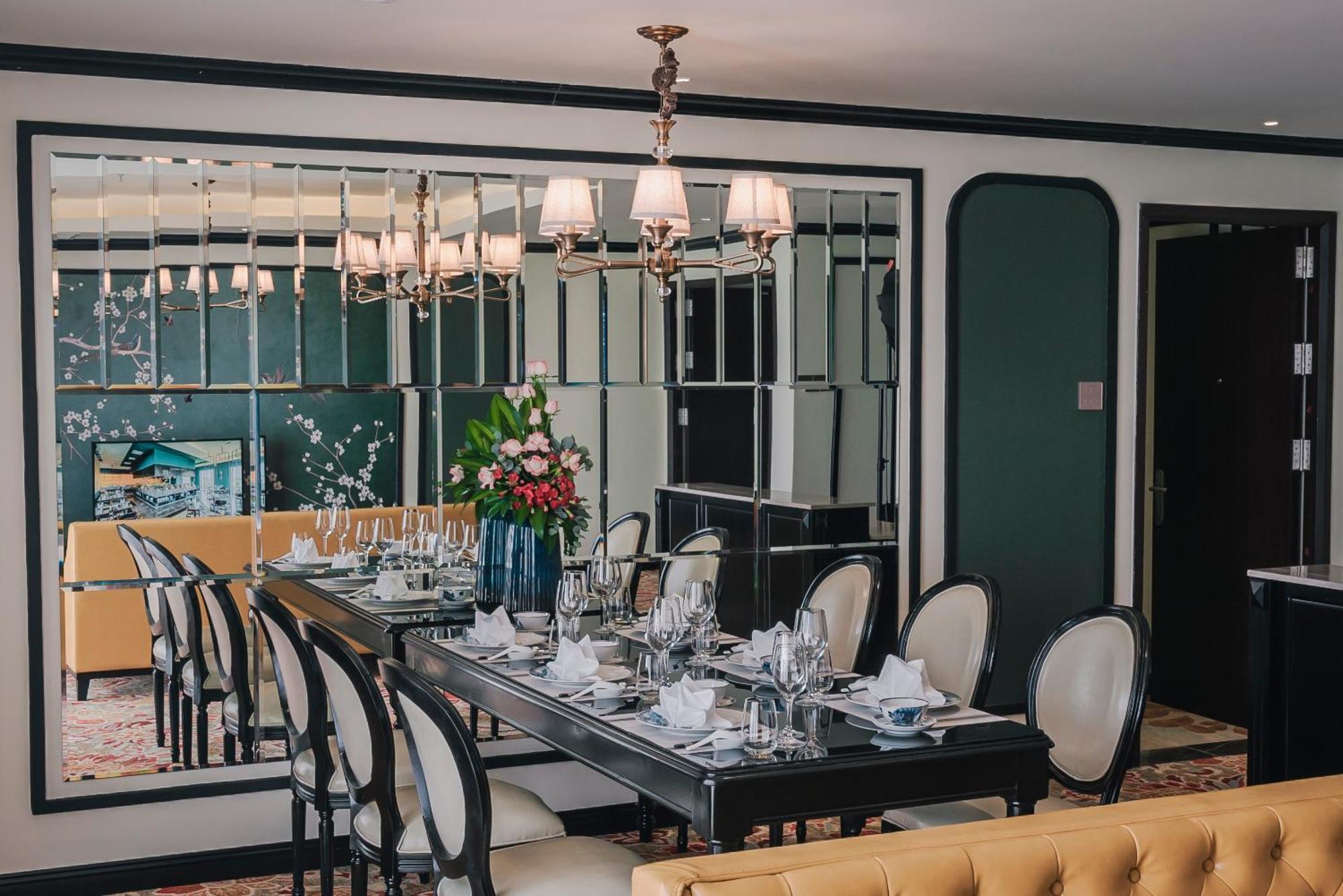 La Vela Hue Hotel מראה חיצוני תמונה The dining room of the Presidential Suite