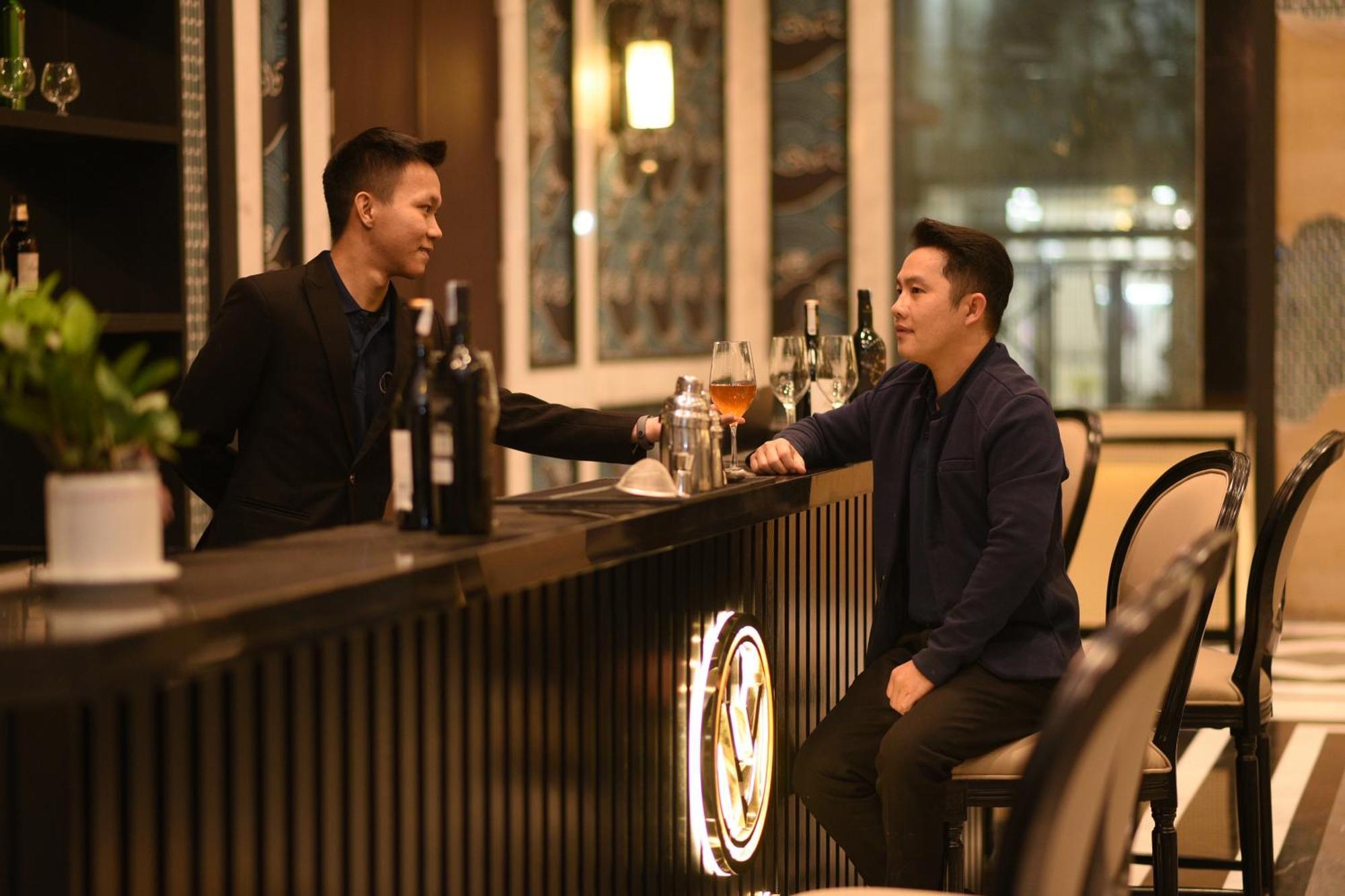 La Vela Hue Hotel מראה חיצוני תמונה A bartender serving a guest
