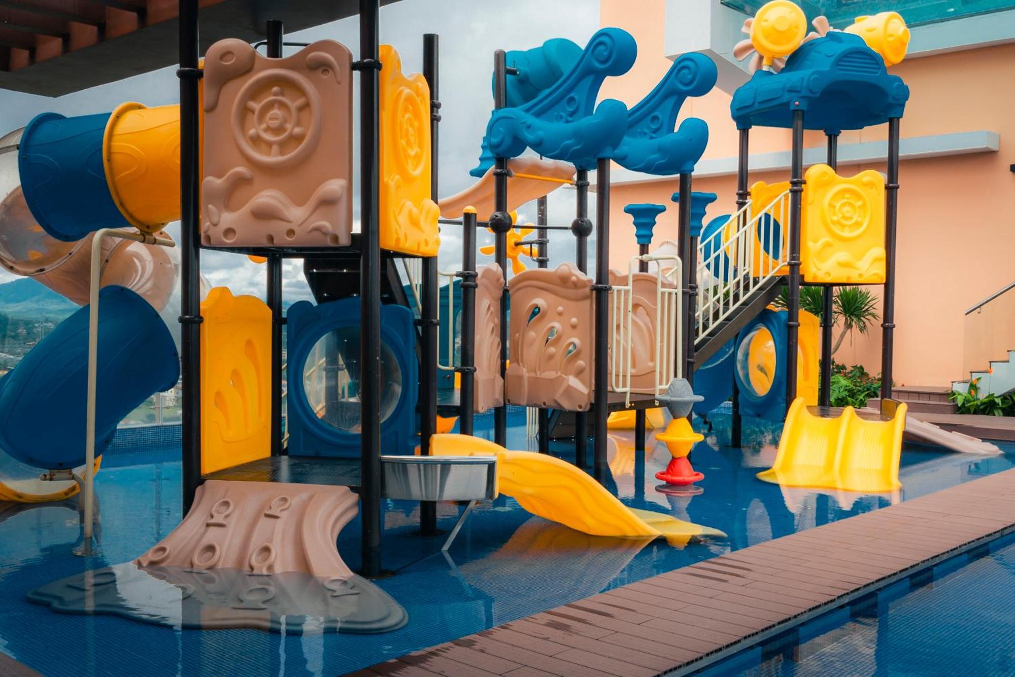 La Vela Hue Hotel מראה חיצוני תמונה Playground at the hotel