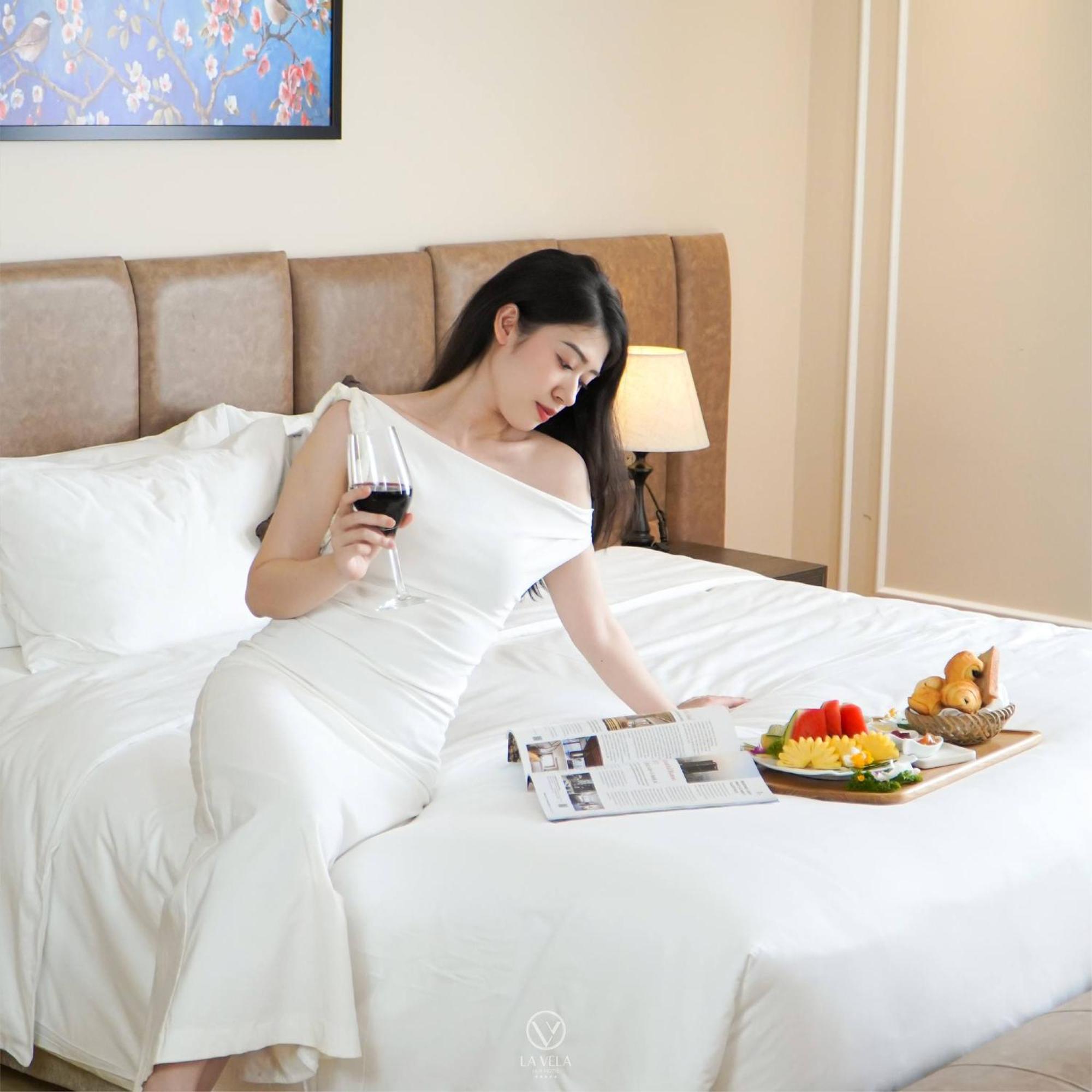 La Vela Hue Hotel מראה חיצוני תמונה A woman in a white dress